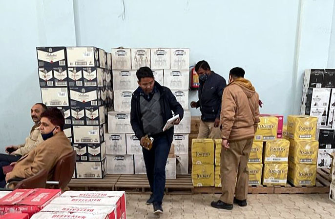 आबकारी विभाग की बड़ी कार्रवाई, अवैध बिक्री के लिए रखी 4 करोड़ की इम्र्पोटेड शराब पकड़ी आबकारी विभाग की बड़ी कार्रवाई, अवैध बिक्री के लिए रखी 4 करोड़ की इम्र्पोटेड शराब पकड़ी